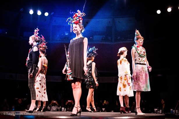 ファッションとスイーツがコラボレートしたショー