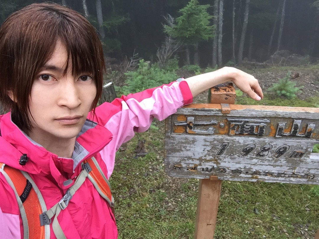 雨の中の山登りですが、山寺が霧で神々しい雰囲気でした。