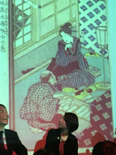 女性が行商から品を選んでいます