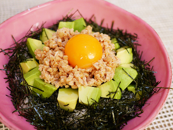 アボカド納豆丼（納豆1パック、アボカド1/2個、卵黄1個、海苔1/2枚：214μg）