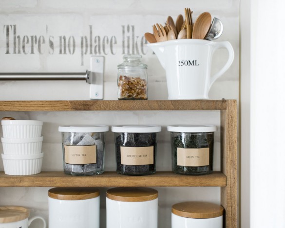 お茶っぱをビンに詰め替え