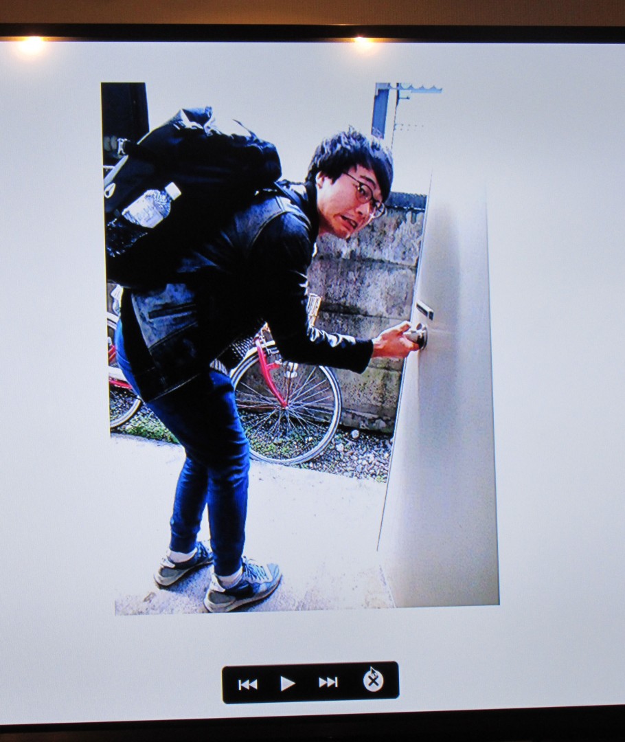 前かがみで帰っていく後輩芸人