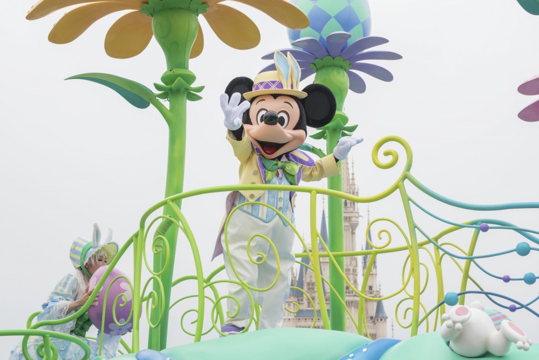 フロートから手を振るミッキー