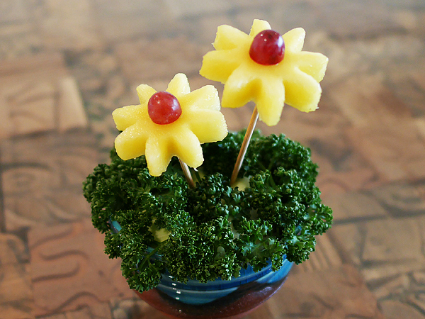 フルーツブーケ・パイナップルとブドウの花