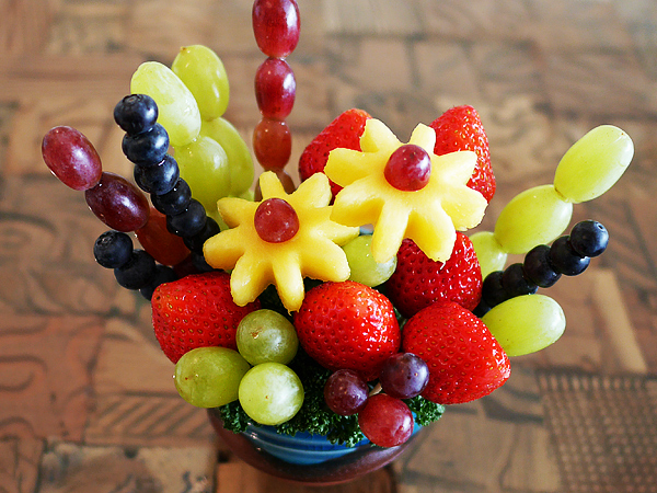 フルーツブーケ・フルーツを刺す