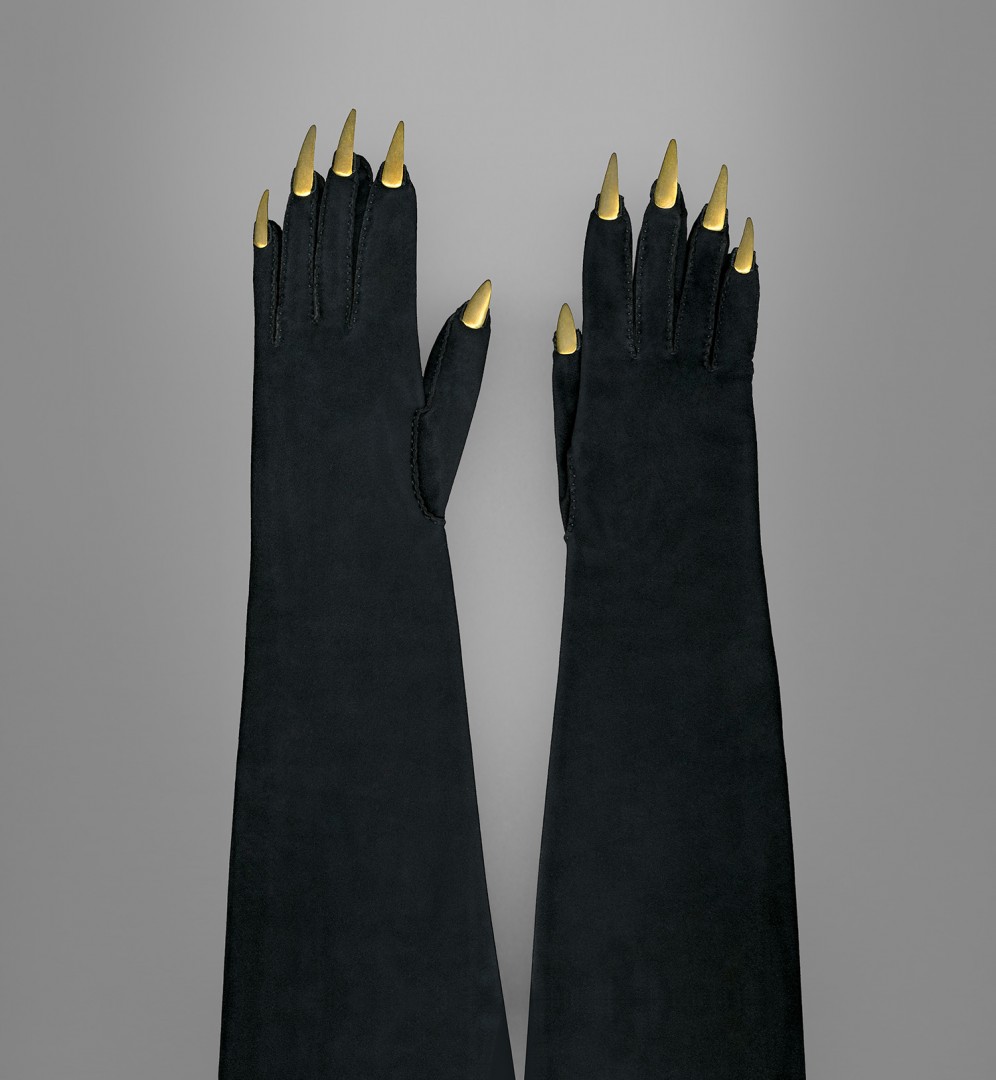 スキャパレリ イヴニング・グローブ 《爪》 1936年頃 ガリエラ宮パリ市立モード美術館蔵 ©Katerina Jebb @mfilomeno.com