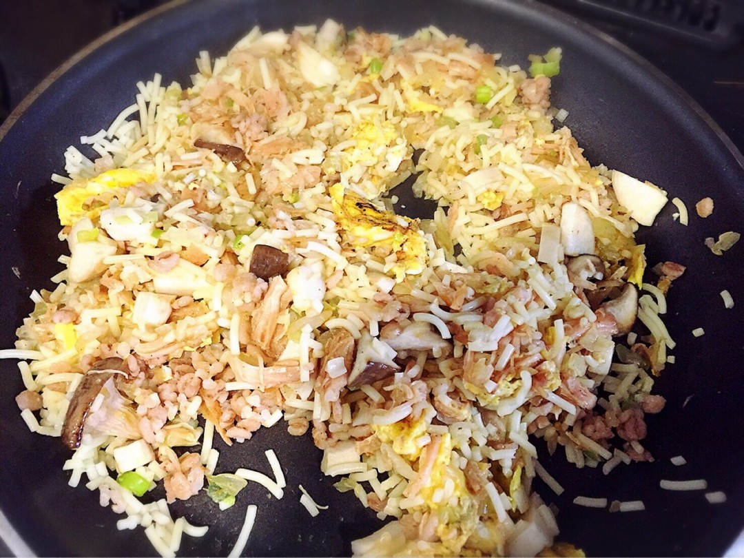 チャーハン炒め中