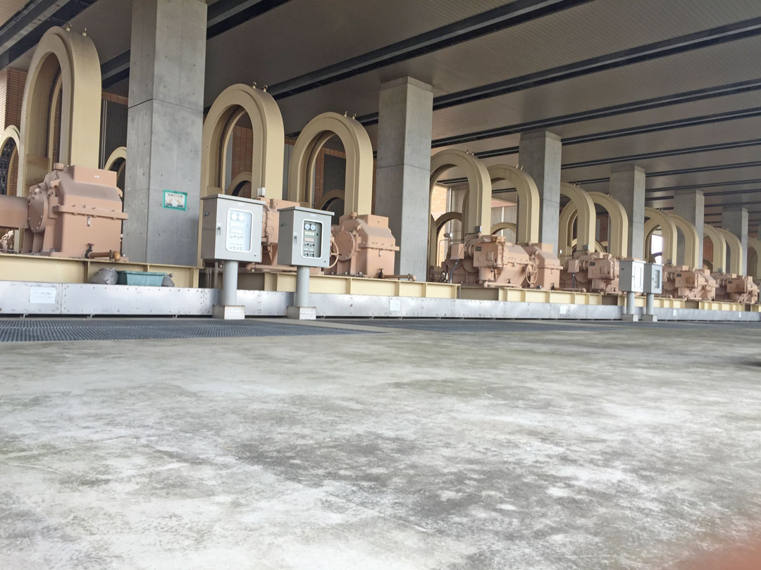 龍Q館内部のなぞの巨大機器