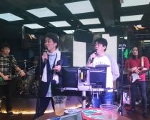 生バンドでカラオケ　堀江貴文さん2