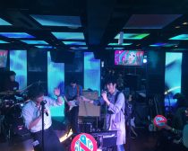 生バンドでカラオケ　キングコング・西野亮廣さん