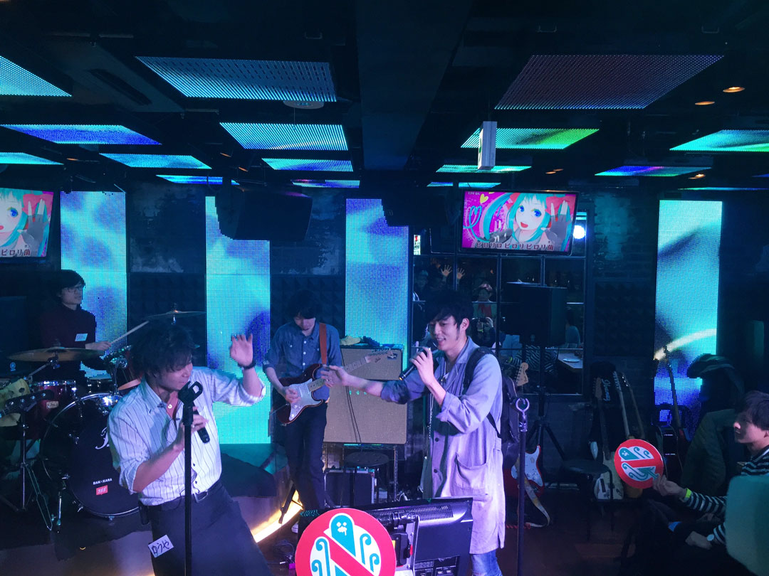 生バンドでカラオケ　キングコング・西野亮廣さん