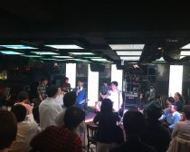 生バンドでカラオケ　堀江貴文さん1