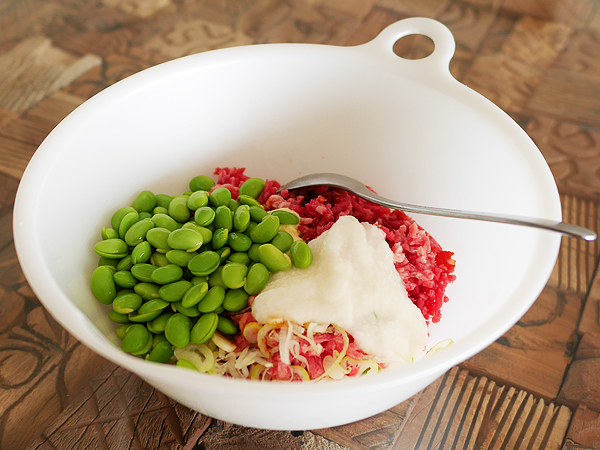 作り方(2)ひき肉、枝豆、ネギ、たまごの白身、とろろ（自然解凍したもの）、マヨネーズ、醤油、塩