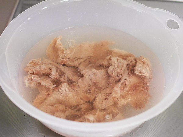 コツ(2)常温の水に少々塩を加え、お肉を放つ