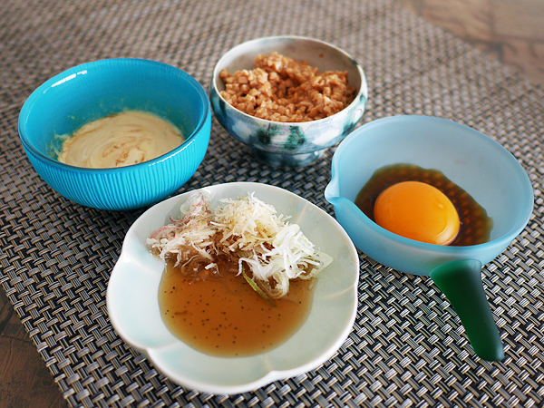 コツ(3)右上:だし醤油+納豆 左上:にんにくだし醤油+マヨネーズ 右下:鮭節だし醤油+卵黄 左下:サラダ醤油+香味野菜 コツ(3)右上:だし醤油+納豆 左上:にんにくだし醤油+マヨネーズ 右下:鮭節だし醤油+卵黄 左下:サラダ醤油+香味野菜