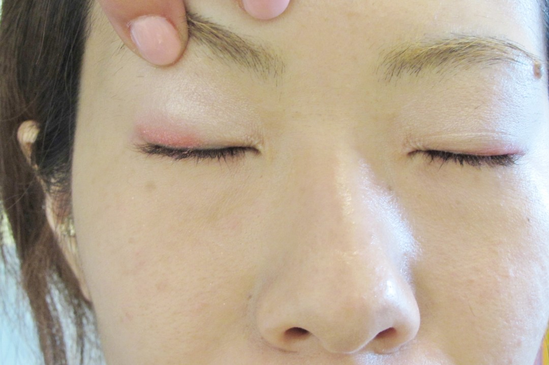 中央から目尻に向かって塗る