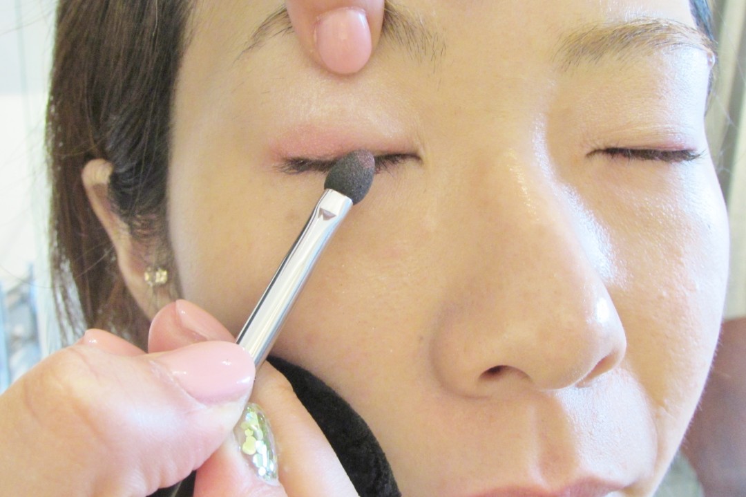 目頭に軽く塗る