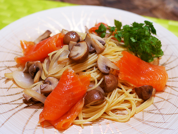調理例2：マッシュルームとスモークサーモンのパスタ