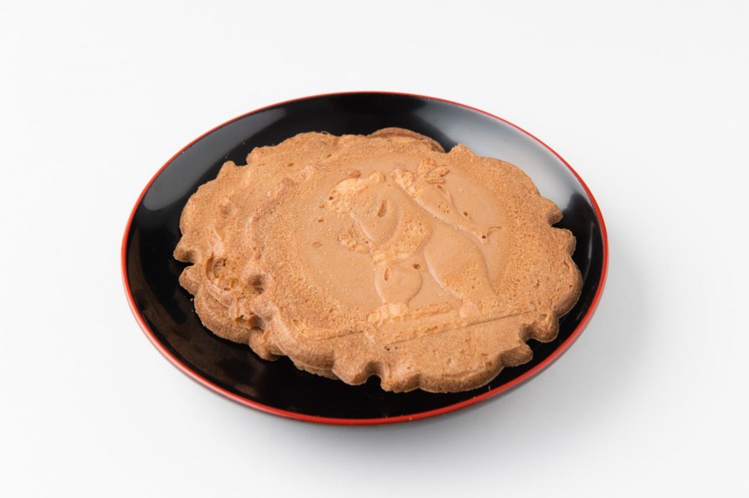 雪の結晶の形をしたせんべいの中央に熊