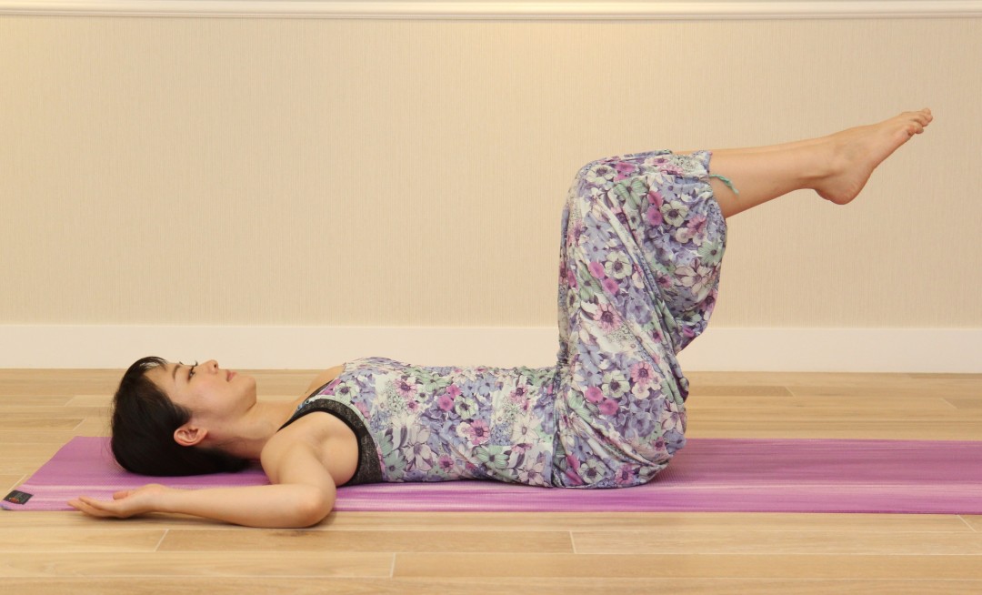 美姿勢をキープしたまま骨盤と床を水平にする