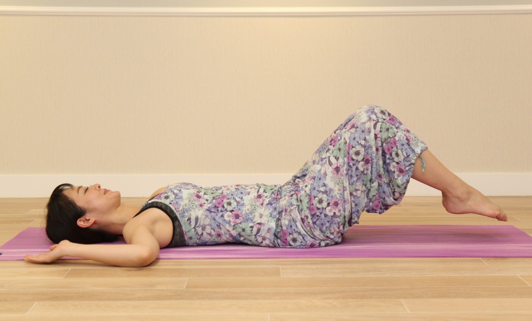 5秒かけて足を下ろしつま先を床につける