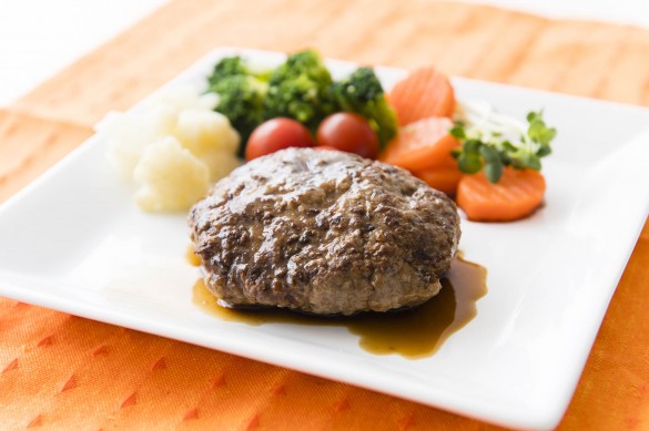 3.完成♪ 冷凍野菜とミニトマトをつけ合わせれば華やかに 3.完成♪ 冷凍野菜とミニトマトをつけ合わせれば華やかに