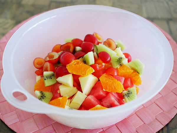 果物を一口サイズに切って混ぜ合わせる