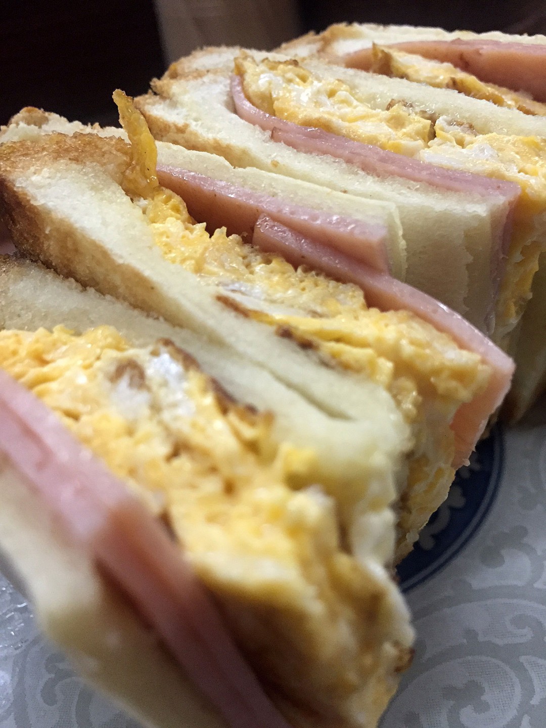 香ばしいパンと、辛子マヨネーズをまとったハムと卵のハーモニー