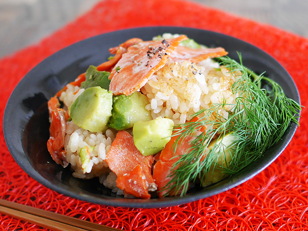 スモークサーモンとアボカドの炊き込みご飯　できあがり！