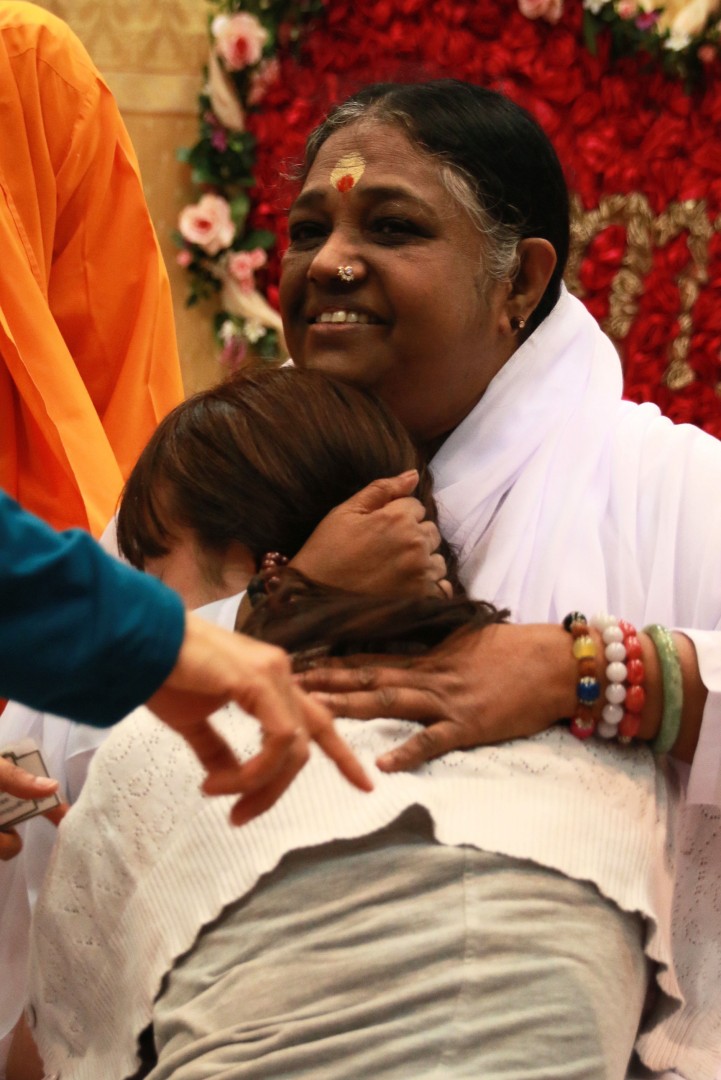 来場者をハグするアンマ