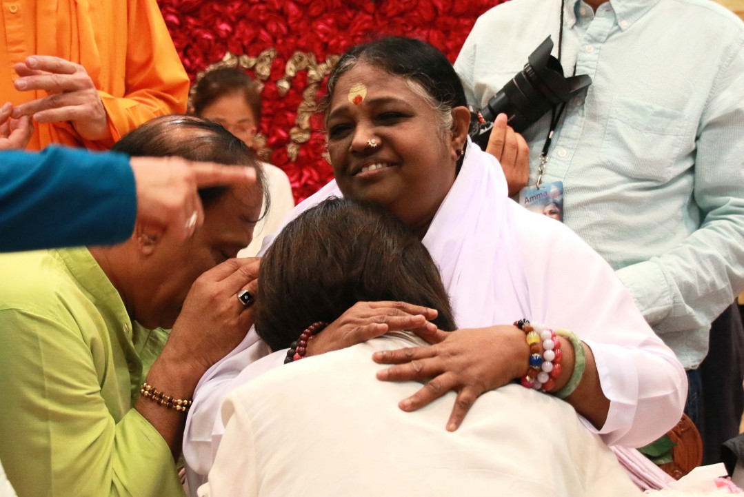 来場者をハグする聖者アンマ