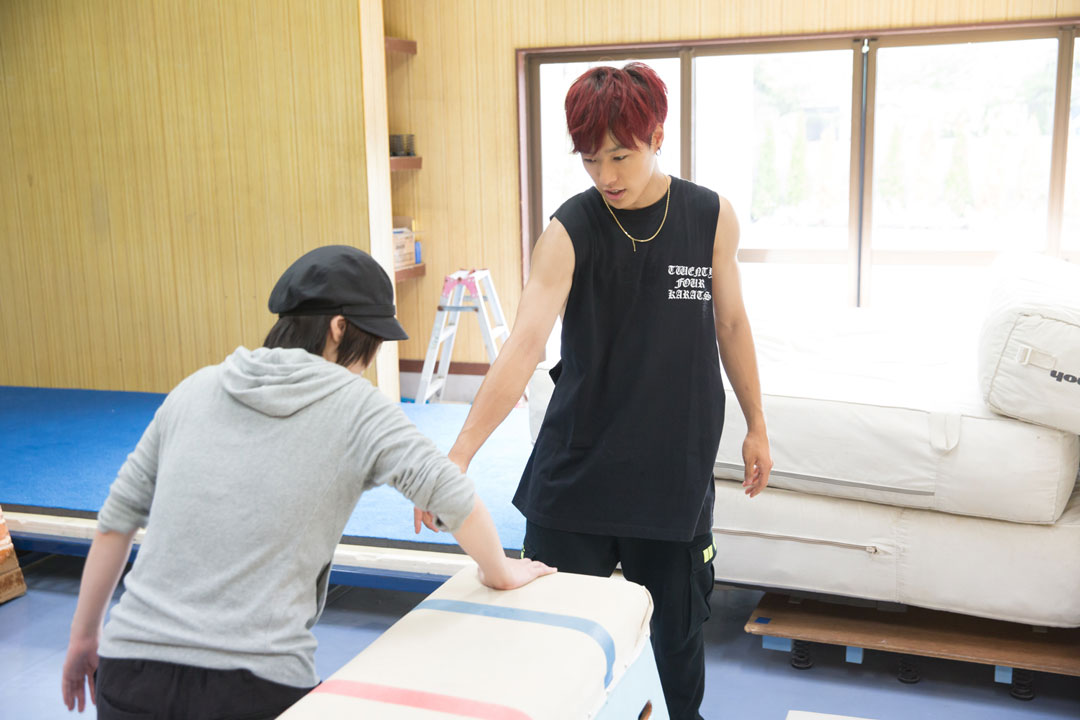 体育館で、跳び箱を障害物にして移動するトレーニング