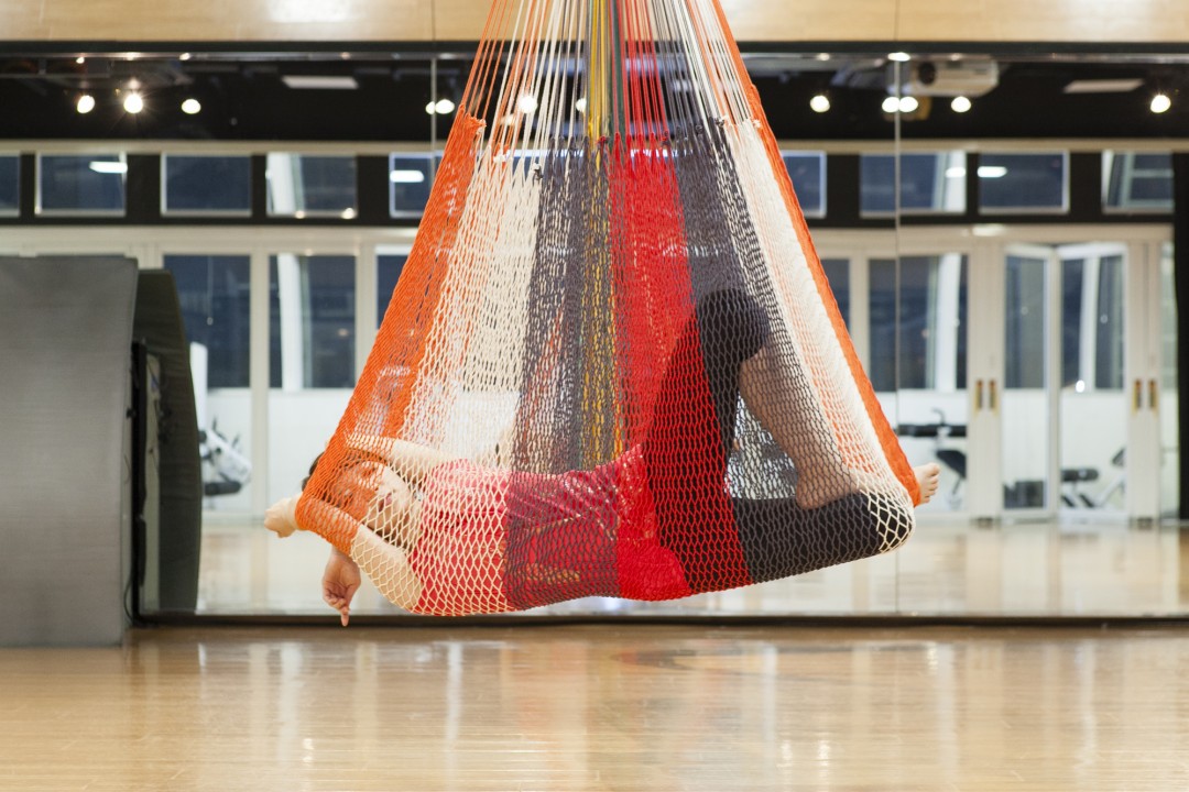 ハンモックの中でポーズ