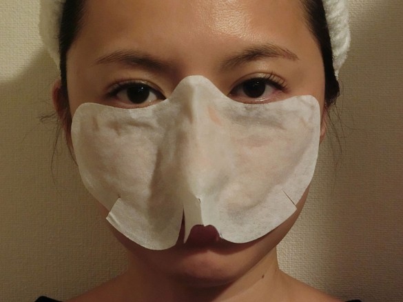 23 years oldのAIR-LAYNIC PORE MASK　装着