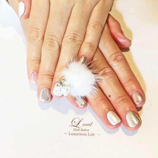 ファーのポンポンをつける