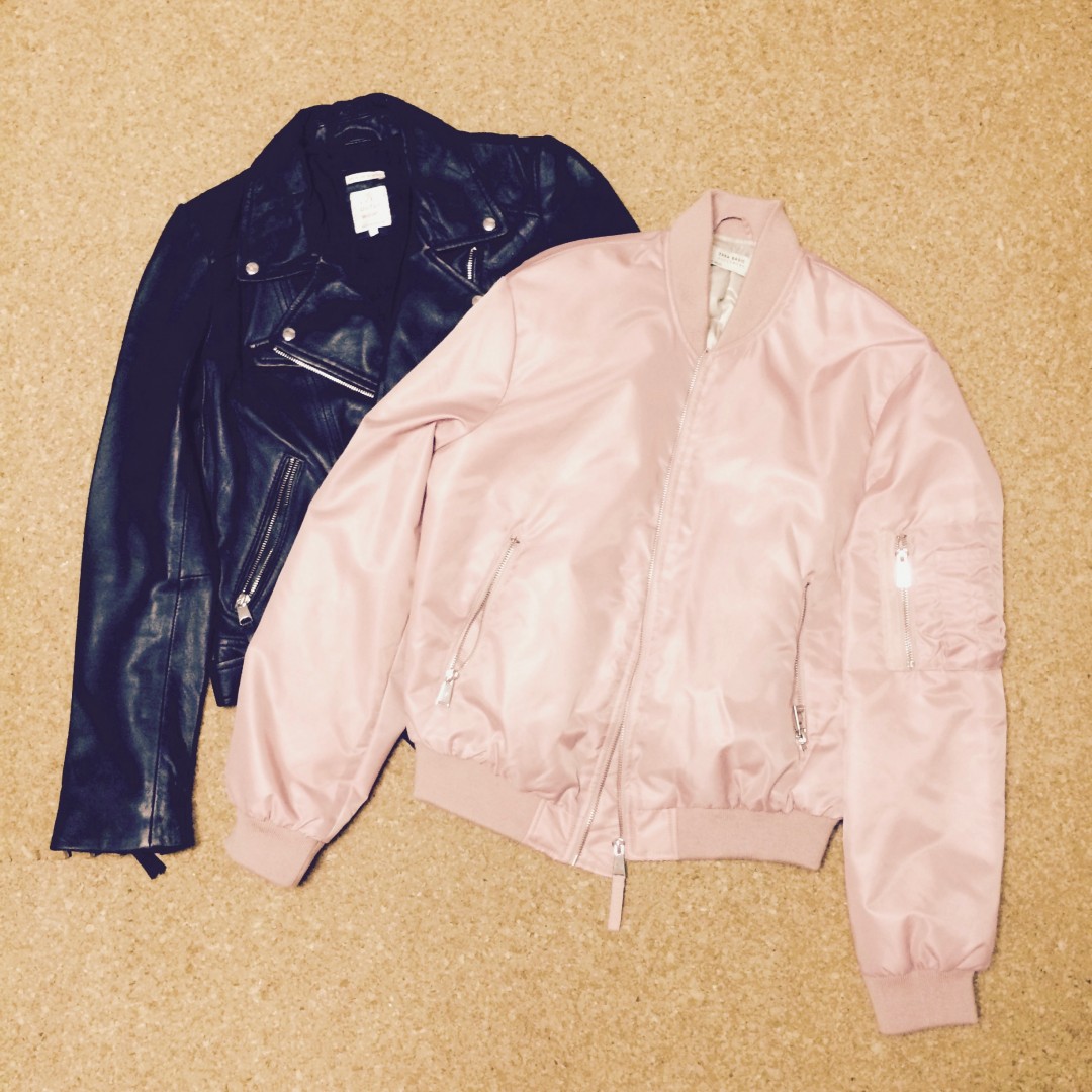黒のライダースとピンクのブルゾン