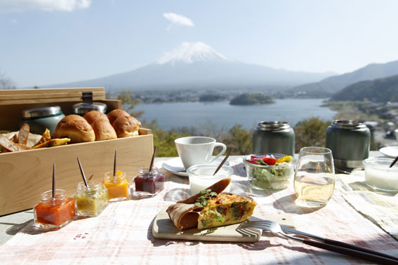 朝食はキャビンのテラスで