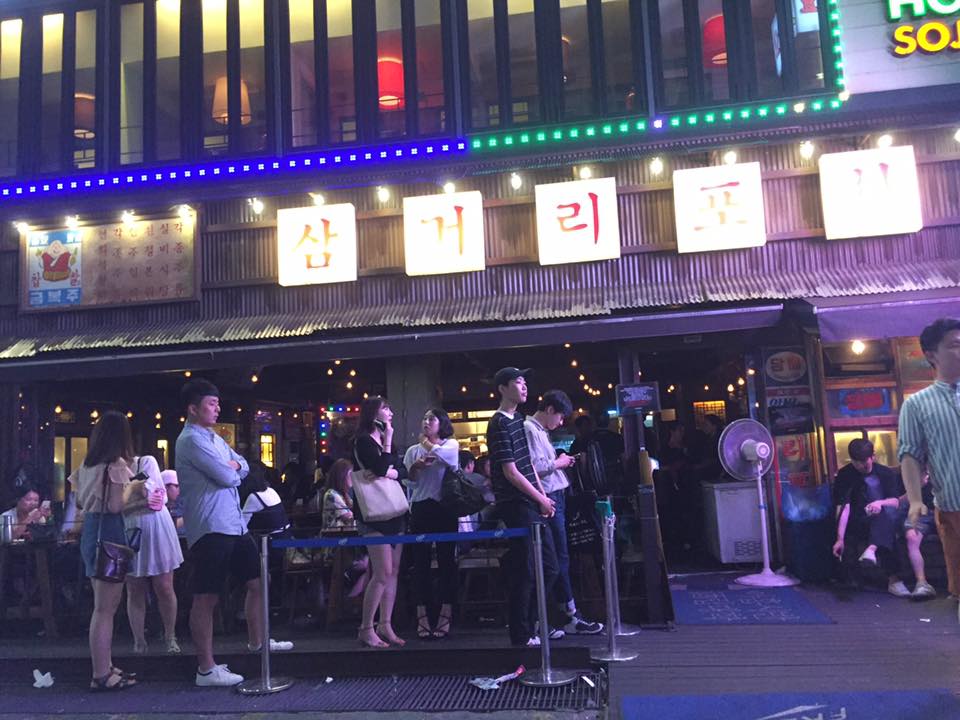 江南（カンナム）にある韓国の相席屋。はやっているらしくいつも行列