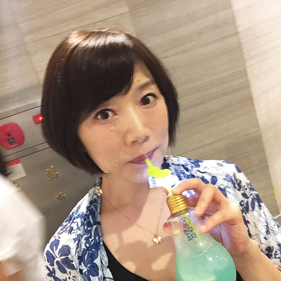 施術直後。右目の下、右頬、唇の右の凸凹分かりますか？ コレが再生テープです