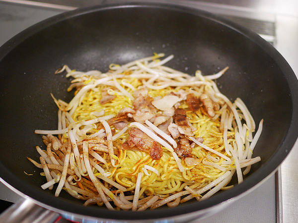 焼きそばもやし投入