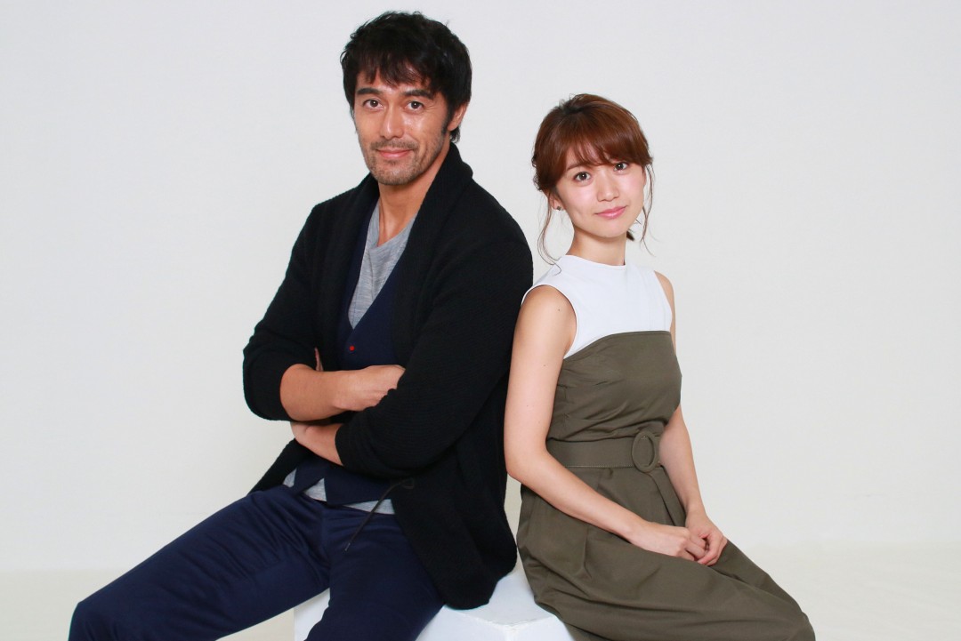 阿部寛さん（左）大島優子さん