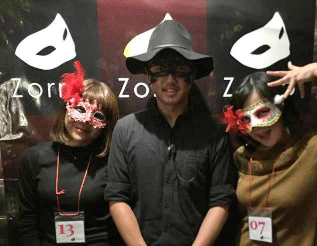 スタッフも仮面装着はマスト