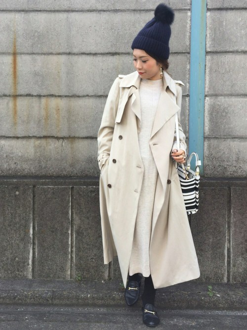 ニットワンピ×白系アウター