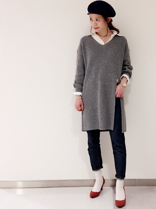 ニットとシャツの重ね着