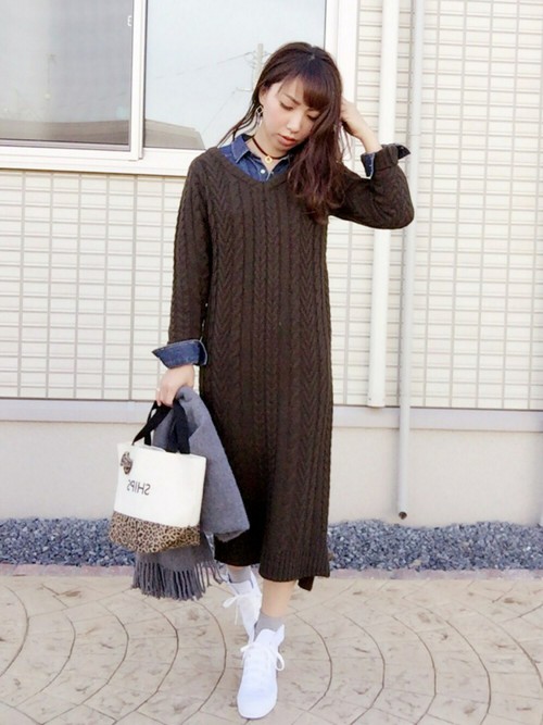 ニットとシャツの重ね着