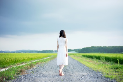 田舎道に女性