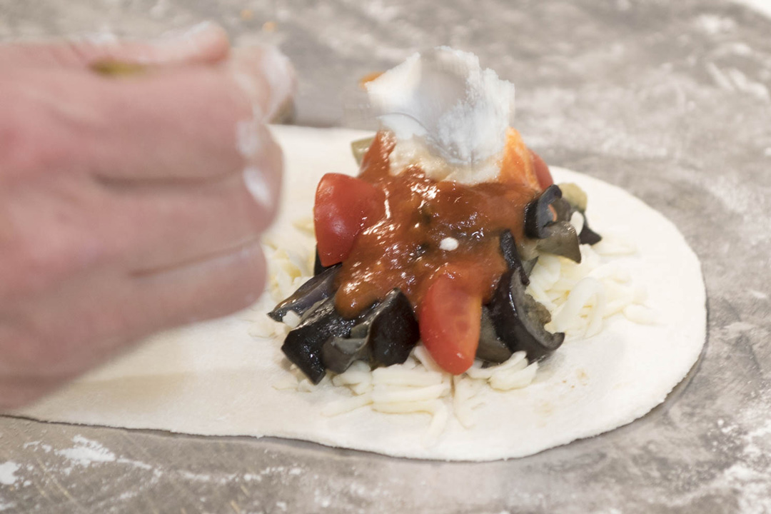 カルツォーネの具材とピザ生地