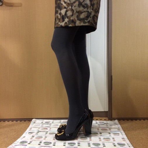 チャコールグレー