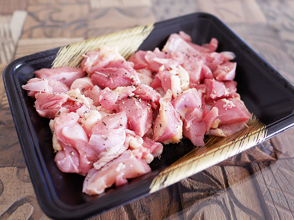 鶏もも肉200～300gに塩こしょうをする