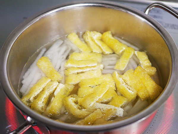 作り方（3）油揚げを加え、2分煮たら火を止める